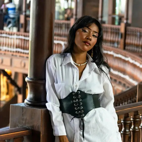 una mujer lleva un cinturon corset
